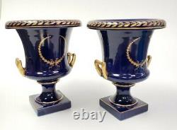 Paire De 8 Cobalts Bleus Avec Gold Gild 2 Poignées Urn Vases Par Trenton Potteries