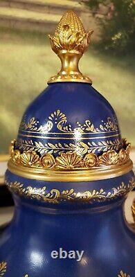 Paire Français Sèvres Style Porcelaine Covered Urns Cobalt Bleu Or Angel 26 Tall