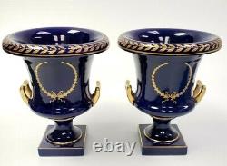 Paire de 8 vases urnes à deux anses en cobalt bleu avec dorure en or par Trenton Potteries