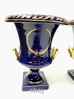 Paire de 8 vases urnes à deux anses en cobalt bleu avec dorure en or par Trenton Potteries