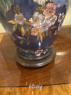 Paire de lampes en porcelaine chinoise peintes à la main, bleu cobalt profond, avec des motifs floraux en or.