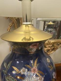 Paire de lampes en porcelaine chinoise peintes à la main, bleu cobalt profond, avec des motifs floraux en or.