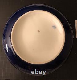 Porcelaine bleue cobalt peinte à la main avec bordure dorée, marque au dos.