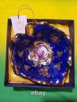Porcelaine française fine de Limoges impériale. Bordée de 24 carats d'or / Plat en bleu cobalt.