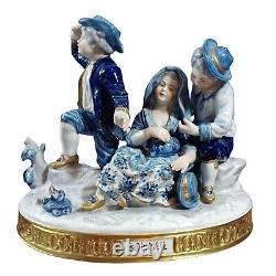 Sculpture de groupe de figurines de voyageurs en sommeil baroque de Volkstedt, bleu cobalt et doré.