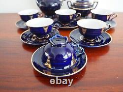 Service à thé en porcelaine du 19e siècle, bleu cobalt et or, avec décors rococo dorés.