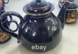 Service à thé vintage en bleu cobalt pour 8 personnes avec silhouette de dames dorées de la marque SI Sadek.