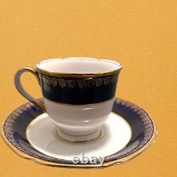 Service de thé japonais en porcelaine de Kokura, bleu cobalt et doré, comprenant une théière, des tasses à café et soucoupes - 16 pièces.