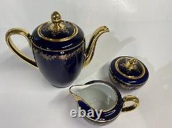 Superbe ensemble de thé en porcelaine Johann Haviland bleue cobalt et dorée, avec pot, couvercle, crème et sucrier.