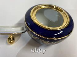 Superbe ensemble de thé en porcelaine Johann Haviland bleue cobalt et dorée, avec pot, couvercle, crème et sucrier.