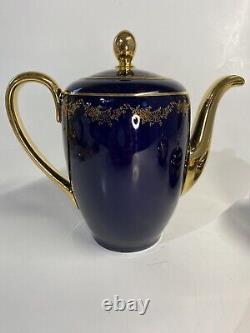 Superbe service à thé en porcelaine bleu cobalt et or de Johann Haviland, comprenant une théière, un couvercle, une crème et un sucrier.