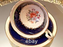 Superbe tasse et soucoupe en porcelaine anglaise AYNSLEY avec des motifs fleuris, couleur bleu cobalt et or.