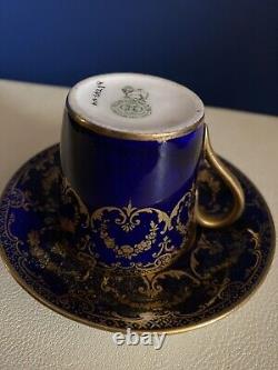Tasse à café et soucoupe Royal Doulton Demistasse Cobalt et Gilt Gold signée Betteley