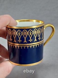 Tasse à café et soucoupe en bleu cobalt, or, médaille florale et arc de Sèvres C. 1814-1823