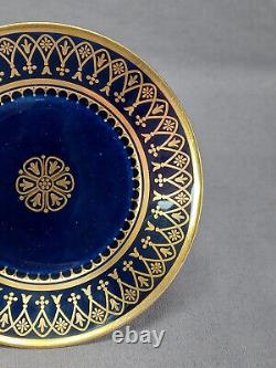 Tasse à café et soucoupe en bleu cobalt, or, médaille florale et arc de Sèvres C. 1814-1823