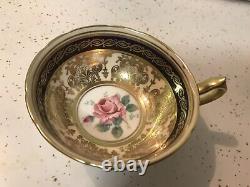 Tasse à thé Paragon Bone China A515 avec grande rose rose, cobalt et motif en or.