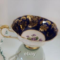 Tasse à thé en porcelaine fine Paragon, chintz peint à la main en bleu cobalt, avec des violettes dans la tasse.