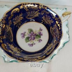 Tasse à thé en porcelaine fine Paragon, chintz peint à la main en bleu cobalt, avec des violettes dans la tasse.