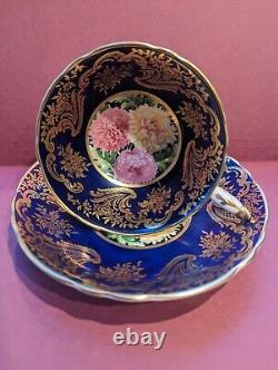 Tasse à thé et soucoupe Paragon Angleterre, fond bleu cobalt, décorée d'or.