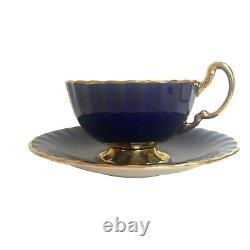 Tasse à thé et soucoupe à bordure festonnée en bleu cobalt et or signée Aynsley Orchard