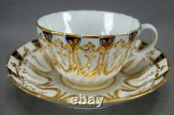 Tasse à thé et soucoupe avec guirlandes de feuilles de laurier en émail cobalt et or de Spode, vers 1810-1815.