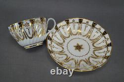 Tasse à thé et soucoupe avec guirlandes de feuilles de laurier en émail cobalt et or de Spode, vers 1810-1815.