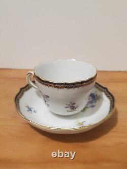 Tasse à thé et soucoupe en porcelaine Meissen antique avec bouquet de fleurs, bleu cobalt et doré.