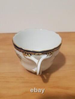 Tasse à thé et soucoupe en porcelaine Meissen antique avec bouquet de fleurs, bleu cobalt et doré.