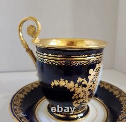 Tasse à thé et soucoupe en porcelaine de Sèvres, grand format, couleur bleu cobalt et doré, de 1848. Taille : 3,5 pouces. LIRE.