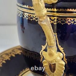 Tasse à thé et soucoupe en porcelaine de Sèvres, grand format, couleur bleu cobalt et doré, de 1848. Taille : 3,5 pouces. LIRE.