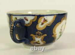 Tasse à thé polychrome de Worcester du 18ème siècle, bleu cobalt et or, oiseaux exotiques & insectes