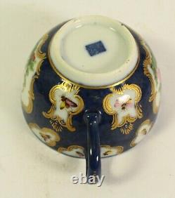 Tasse à thé polychrome de Worcester du 18ème siècle, bleu cobalt et or, oiseaux exotiques & insectes