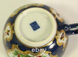 Tasse à thé polychrome de Worcester du XVIIIe siècle, bleu cobalt et or, oiseaux exotiques et insectes