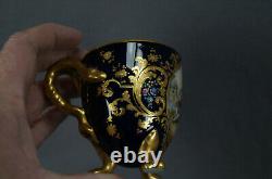 Tasse couverte Dresde peinte à la main avec couple amoureux en relief, doré et bleu cobalt