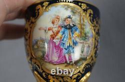 Tasse couverte Dresden peinte à la main avec couple en courting en or et bleu cobalt surélevé