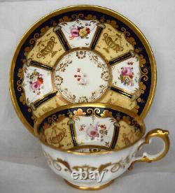 Tasse de thé en porcelaine ornée antique, bleu cobalt et or, fleurs peintes à la main