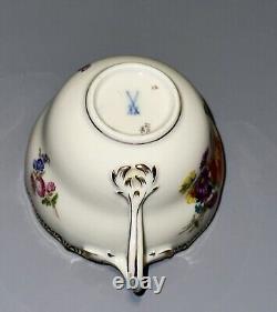 Tasse en porcelaine de Meissen avec des fleurs sauvages bleu cobalt et or et soucoupe Allemagne ère 1934