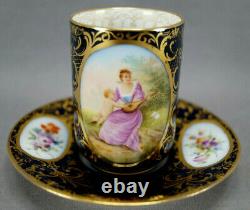 Tasse en porcelaine de style royal viennois du XIXe siècle peinte à la main représentant une dame et un enfant avec des motifs en cobalt et or
