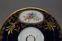 Tasse en porcelaine de style royal viennois du XIXe siècle peinte à la main représentant une dame et un enfant avec des motifs en cobalt et or