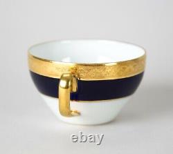 Tasse et soucoupe Raynaud Conde en porcelaine de Limoges faite à la main, bleu cobalt et or, France.