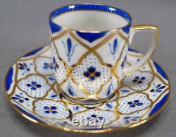 Tasse et soucoupe à café M & Z Autriche, motif mauresque en cobalt et or, vers 1884-1909.