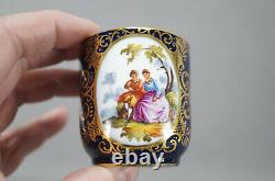 Tasse et soucoupe à café et à thé en porcelaine de Dresde peinte à la main avec un couple en cour.