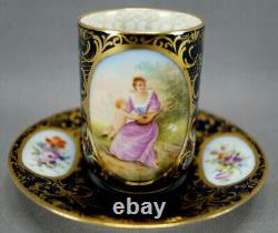 Tasse et soucoupe bleu cobalt et or peintes à la main de style antique Royal Vienna avec dame et enfant