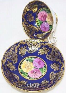 Tasse et soucoupe décorées d'or sur un fond bleu cobalt avec des mamans Paragon Angleterre