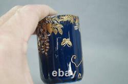 Tasse et soucoupe en chocolat bleu cobalt émaillées en or blanc avec papillon et feuilles élevés à Nippon