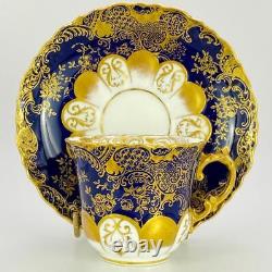 Tasse et soucoupe en porcelaine antique Aynsley bleu cobalt ornée de dorure en or, C1925.