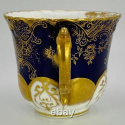 Tasse et soucoupe en porcelaine antique Aynsley bleu cobalt ornée de dorure en or, C1925.