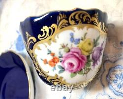 Tasse et soucoupe en porcelaine antique de Meissen, modèle de fleurs en bleu cobalt et or