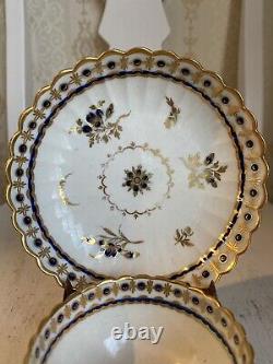 Tasse et soucoupe en porcelaine de Caughley, bleu cobalt et fleurs de Dresde dorées, vers 1775.