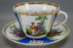 Tasse et soucoupe en porcelaine de Dresde peintes à la main avec un couple de courtoisie de Watteau en cobalt et or